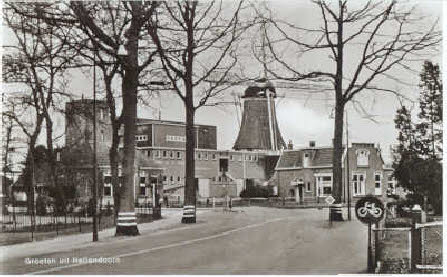 Zicht op molen de Hoop, vanaf de Dorpsstraat Hellendoorn
